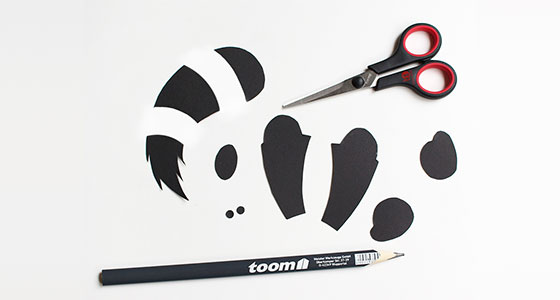 Schwarze Papierformen und Schere